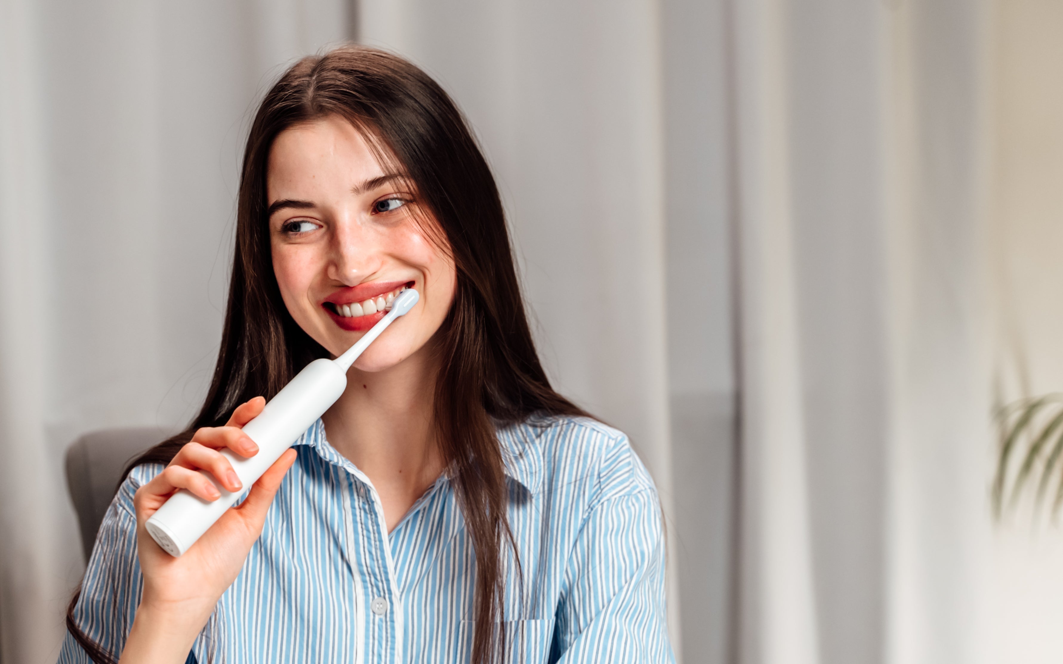 Szczoteczka soniczna – jak używać? Praktyczne porady i techniki szczotkowania dla najlepszych efektów