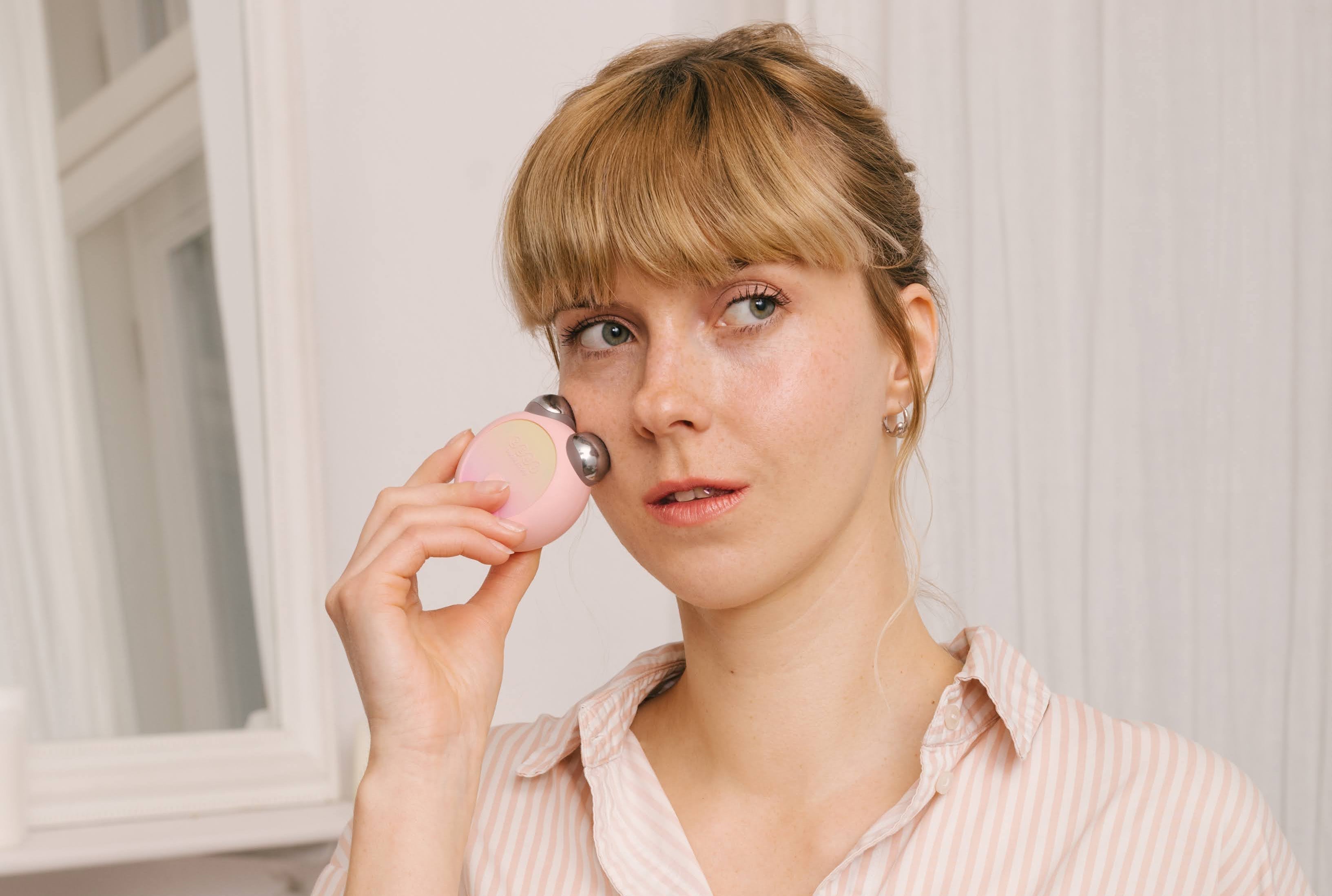 Masażer do twarzy ZENT MicroLift™ używany przez kobietę