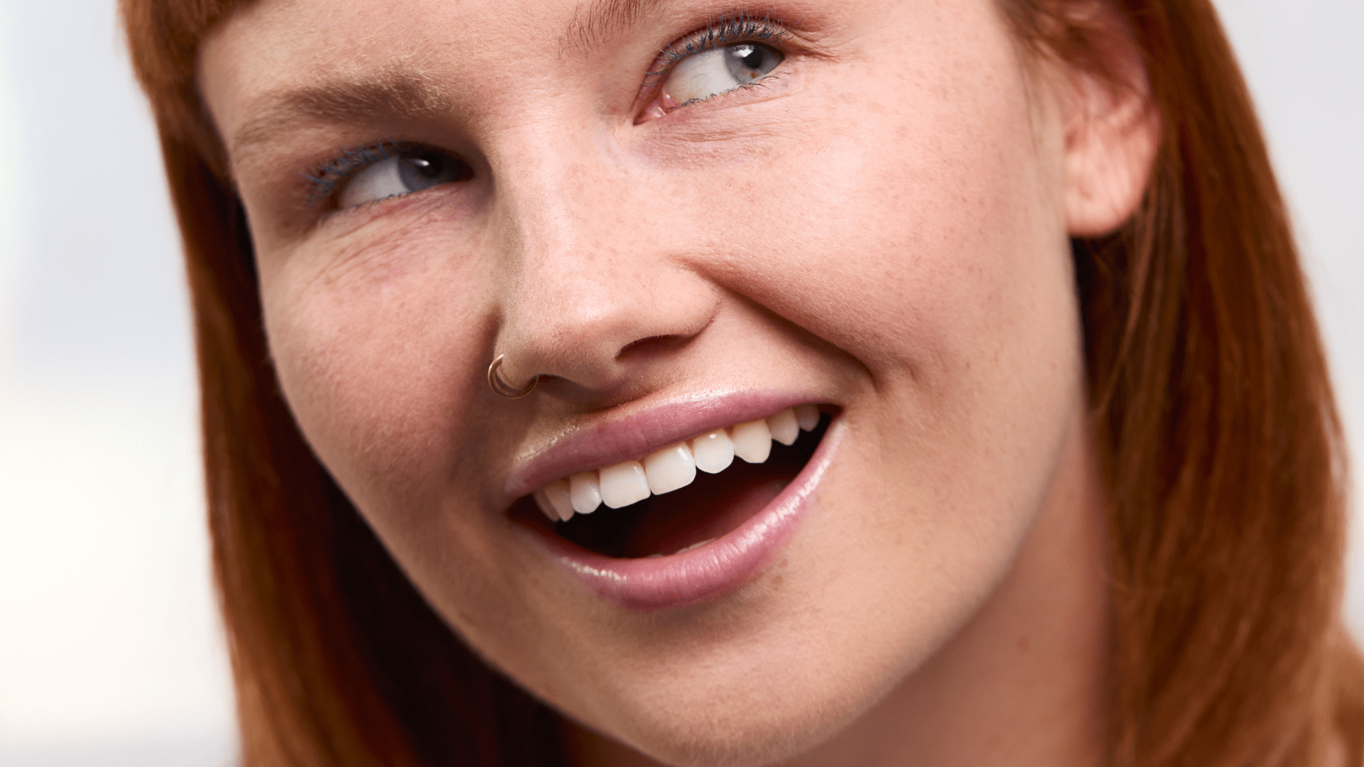 Uśmiechnięta kobieta. Wybielanie zębów sposobami domowymi - fakty i  mity