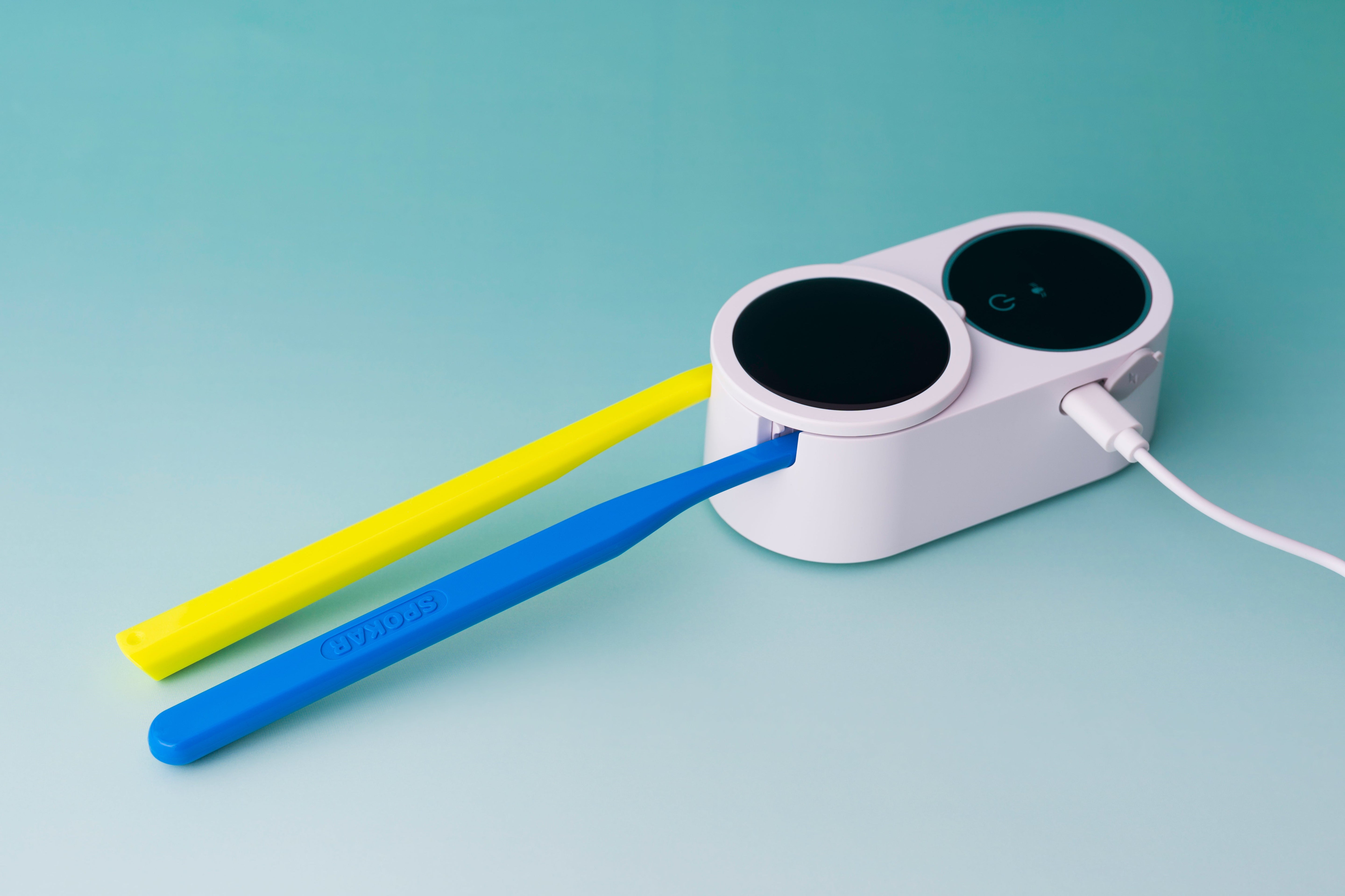 ZENT® Uveo Duo Uchwyt UV i sterylizator do szczoteczek do zębów z dwoma szczoteczkami wsadzonymi do środka i z kablem USB
