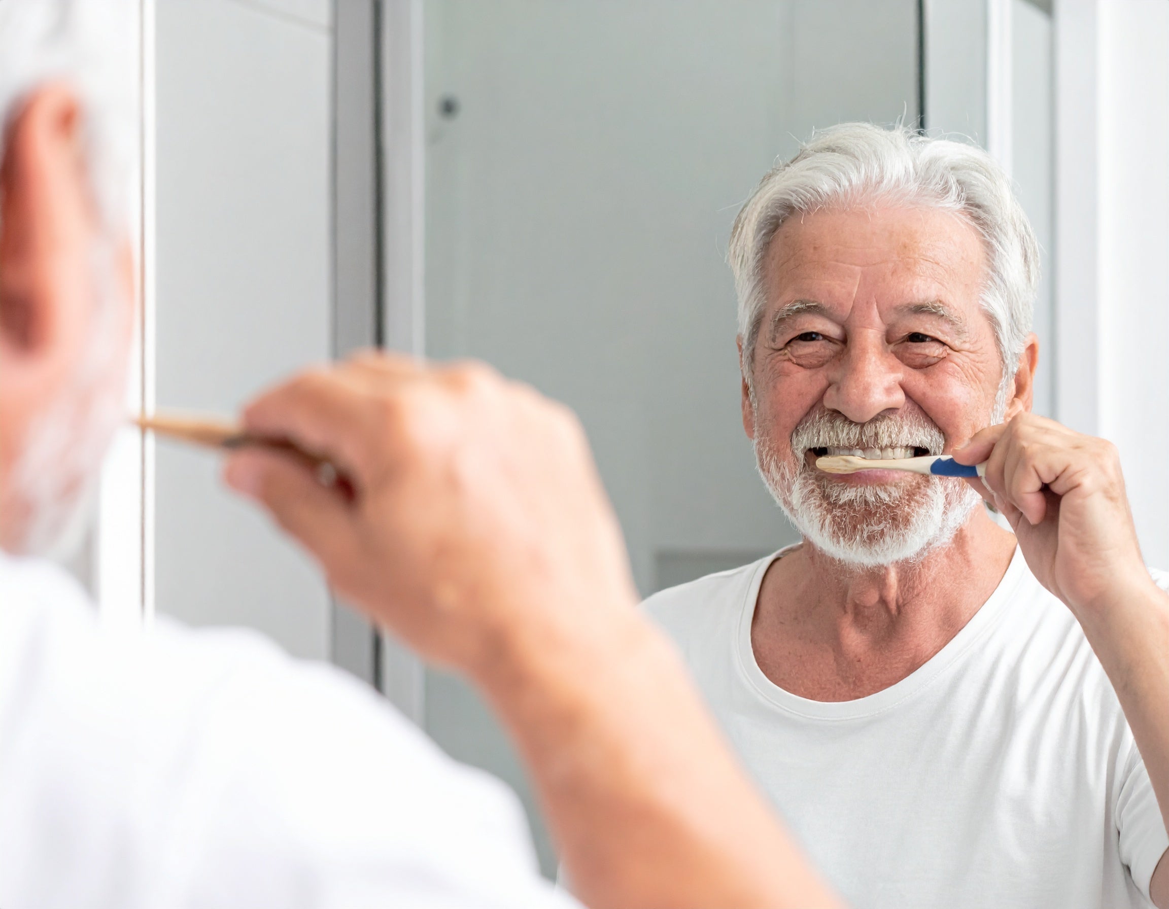 Jakie akcesoria do higieny jamy ustnej wybrać dla seniorów?