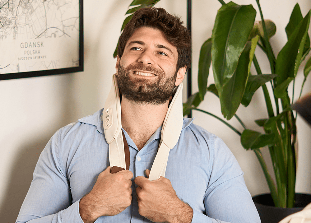 Zadowolony mężczyzna trzyma na karku ZENT® HandSense™ Bezprzewodowy masażer 6D z symulacją masażu dłońmi i terapią ciepłem