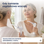 Osoba przy lustrze z ZENT TonsilCare. Samodzielne usuwanie widocznych kamieni migdałkowych w domu.